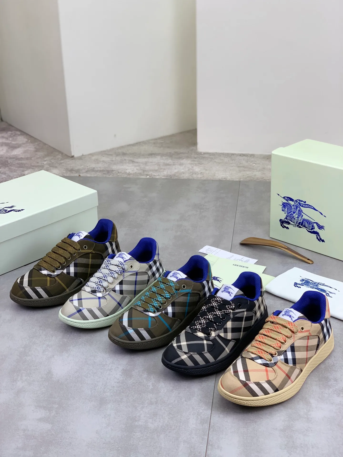 Factory price P580 [BURBERRY] Burberry - High-end quality original order - Upper: imported 🔝 original material - Inner: cowhide lining, feet; water-dyed cowhide - Outsole: ultra-light TPR rubber; two-color molded outsole - Super high quality control · Fine workmanship: highlighted (high-end, extravagance, grade) -Size: 38-46 (Male 38 46 can be customized) · Color: 5️⃣ colors available